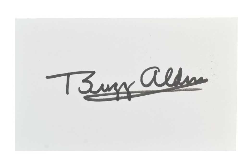 Lot 44 - BUZZ ALDRIN - MOON WALKER - APOLLO 11 - AUTOGRAPH ON INDEX CARD