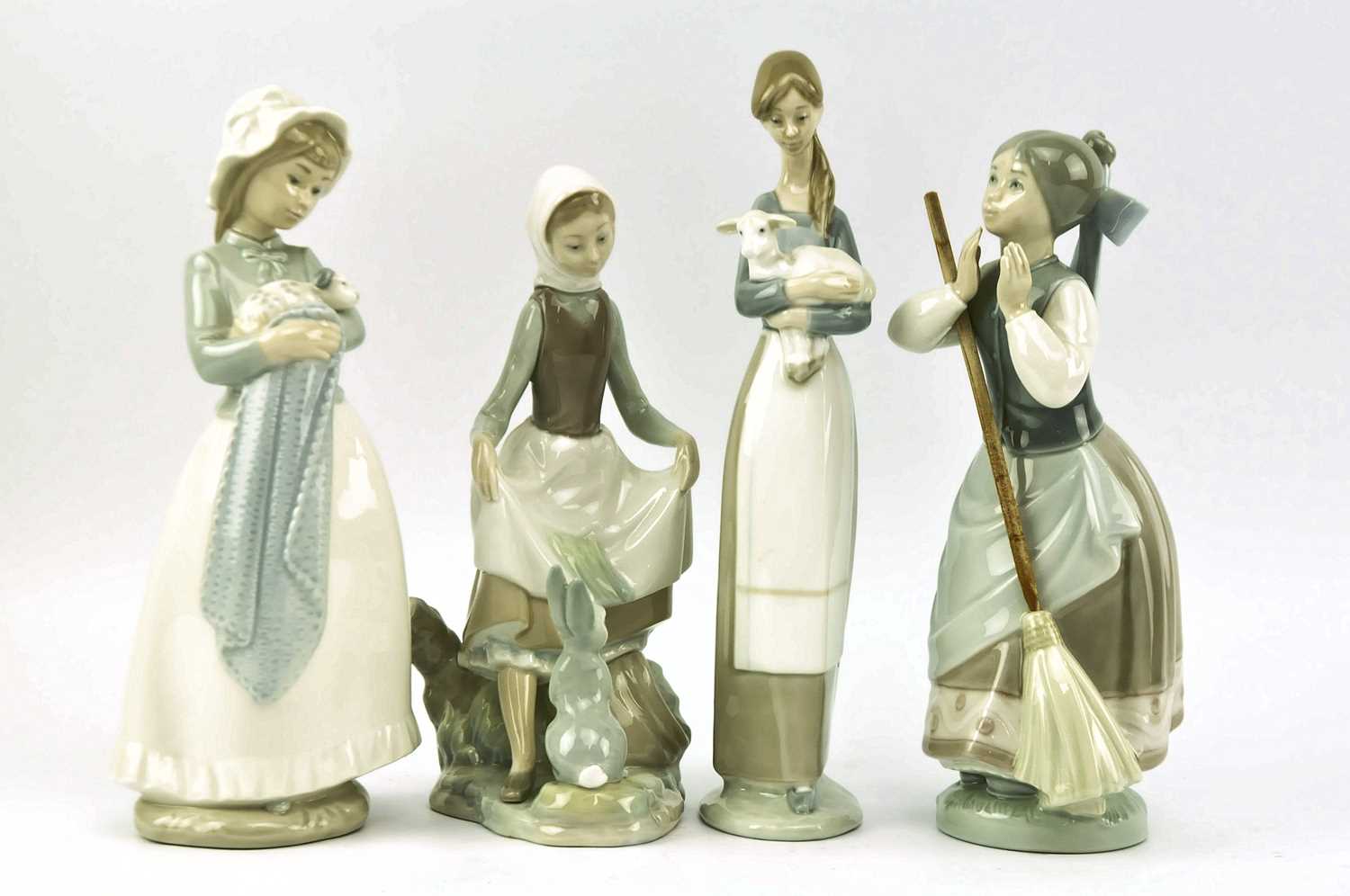 Lot 85 - COLLECTION OF FOUR LLADRO & NAO PORCELAIN FIGURINES OF LADIES