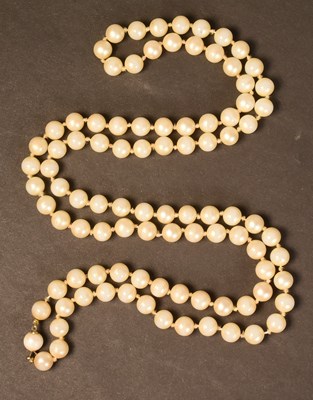 Lot 50 - SUZANNA LEIGH (1945-2017) - PARADISE, HAWAIIAN STYLE SCREEN USED NECKLACE