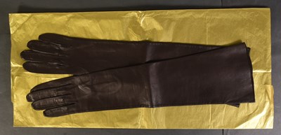 Lot 55 - SUZANNA LEIGH (1945-2017) - PERSONALLY WORN GLOVES 'BORN FREE' SCREENING