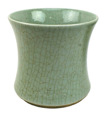 Lot 119 - QING DYNASTY CELADON CRACKLED BRUSHPOT BITONG 清 青釉束腰笔筒
