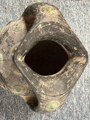 Lot 9 - HAN DYNASTY TWIN HANDLED BLACK POTTERY WITH METAL STUDS 汉代 黑陶嵌铜泡钉双耳壶
