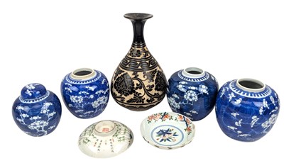 Lot 126 - CHINESE CIZHOU SGRAFFITO POTTERY VASE磁州黑釉划花玉壶春瓶