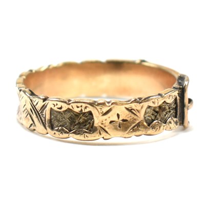 Lot 182 - 19TH CENTURY 9CT GOLD MOURNING BUCKLE RING