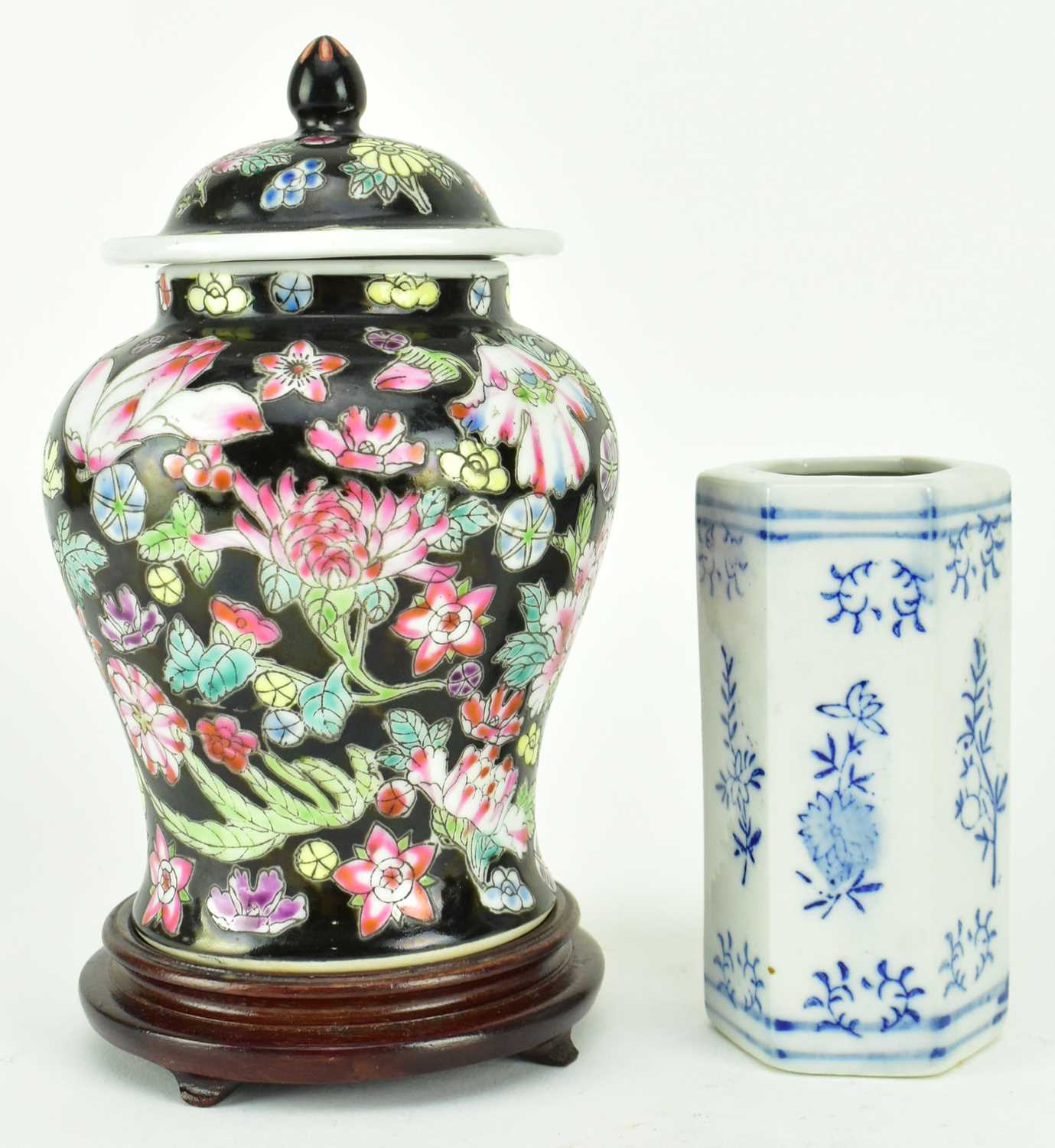 Lot 178 - 20TH CENTURY FAMILLE NOIR LIDDED JAR AND BLUE AND WHITE INCENSE POT 黑底百花罐和青花香筒