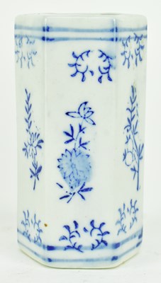 Lot 178 - 20TH CENTURY FAMILLE NOIR LIDDED JAR AND BLUE AND WHITE INCENSE POT 黑底百花罐和青花香筒