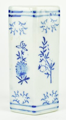Lot 178 - 20TH CENTURY FAMILLE NOIR LIDDED JAR AND BLUE AND WHITE INCENSE POT 黑底百花罐和青花香筒