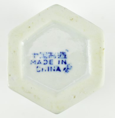 Lot 178 - 20TH CENTURY FAMILLE NOIR LIDDED JAR AND BLUE AND WHITE INCENSE POT 黑底百花罐和青花香筒