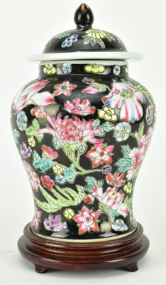 Lot 178 - 20TH CENTURY FAMILLE NOIR LIDDED JAR AND BLUE AND WHITE INCENSE POT 黑底百花罐和青花香筒