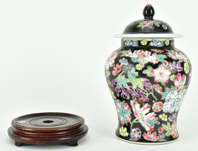 Lot 178 - 20TH CENTURY FAMILLE NOIR LIDDED JAR AND BLUE AND WHITE INCENSE POT 黑底百花罐和青花香筒