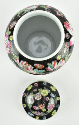 Lot 178 - 20TH CENTURY FAMILLE NOIR LIDDED JAR AND BLUE AND WHITE INCENSE POT 黑底百花罐和青花香筒