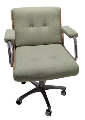 Lot 72 - GIROFLEX - RETRO MID CENTURY UPHOLSTERED & CHROME SWIVEL CHAIR