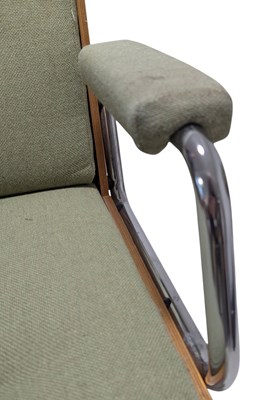 Lot 72 - GIROFLEX - RETRO MID CENTURY UPHOLSTERED & CHROME SWIVEL CHAIR