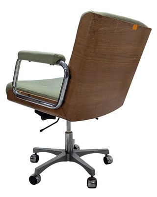 Lot 72 - GIROFLEX - RETRO MID CENTURY UPHOLSTERED & CHROME SWIVEL CHAIR