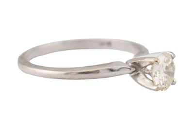 Lot 553 - 14CT WHITE GOLD & DIAMOND SOLITAIRE RING