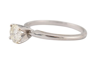 Lot 553 - 14CT WHITE GOLD & DIAMOND SOLITAIRE RING