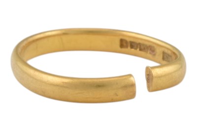 Lot 556 - 22CT GOLD BAND RING AF