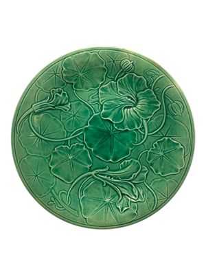 Lot 157 - WEDGWOOD DE ETRURIA & BARLASTON GREEN LEAF MAJOLICA PLATES