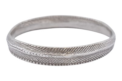 Lot 646 - JENNY TURTILL SILVER CUTTLEFISH TEXTURE BANGLE