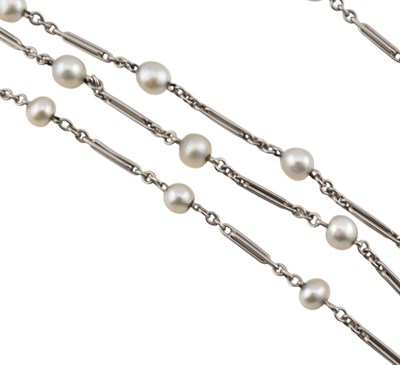 Lot 72 - EARLY 20TH CENTURY WHITE METAL & PEARL MULTI-STRAND NECKLACE