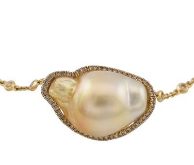 Lot 192 - HALLMARKED 18CT GOLD BAROQUE PEARL & DIAMOND