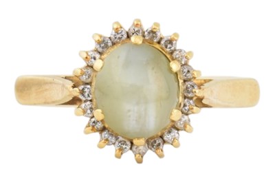 Lot 92 - 18CT GOLD CAT'S EYE CHRYSOBERYL & DIAMOND HALO RING