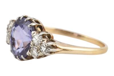 Lot 60 - A GOLD AMETHYST & DIAMOND RING