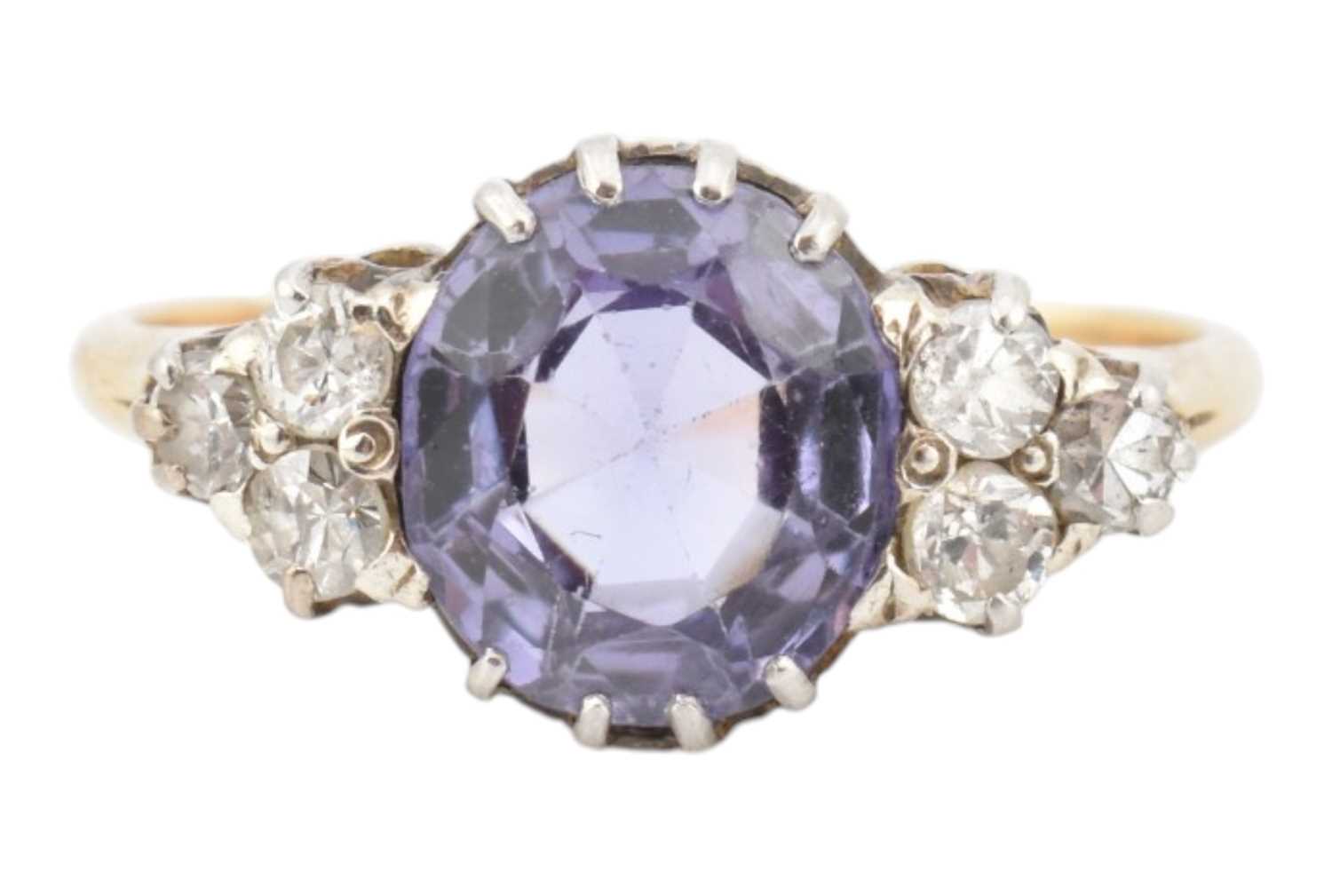 Lot 60 - A GOLD AMETHYST & DIAMOND RING