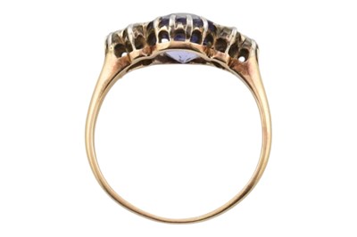 Lot 60 - A GOLD AMETHYST & DIAMOND RING
