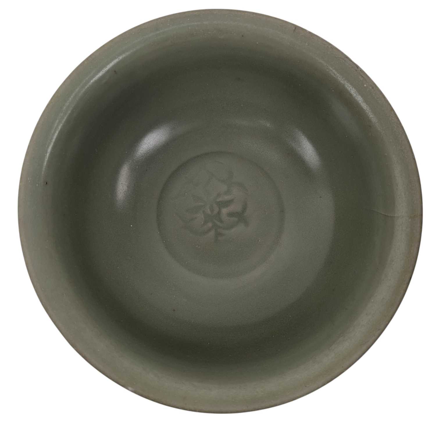 Lot 12 - MING LONGQUAN CELADON GLAZED CERAMIC BOWL 明 龙泉清釉 盌