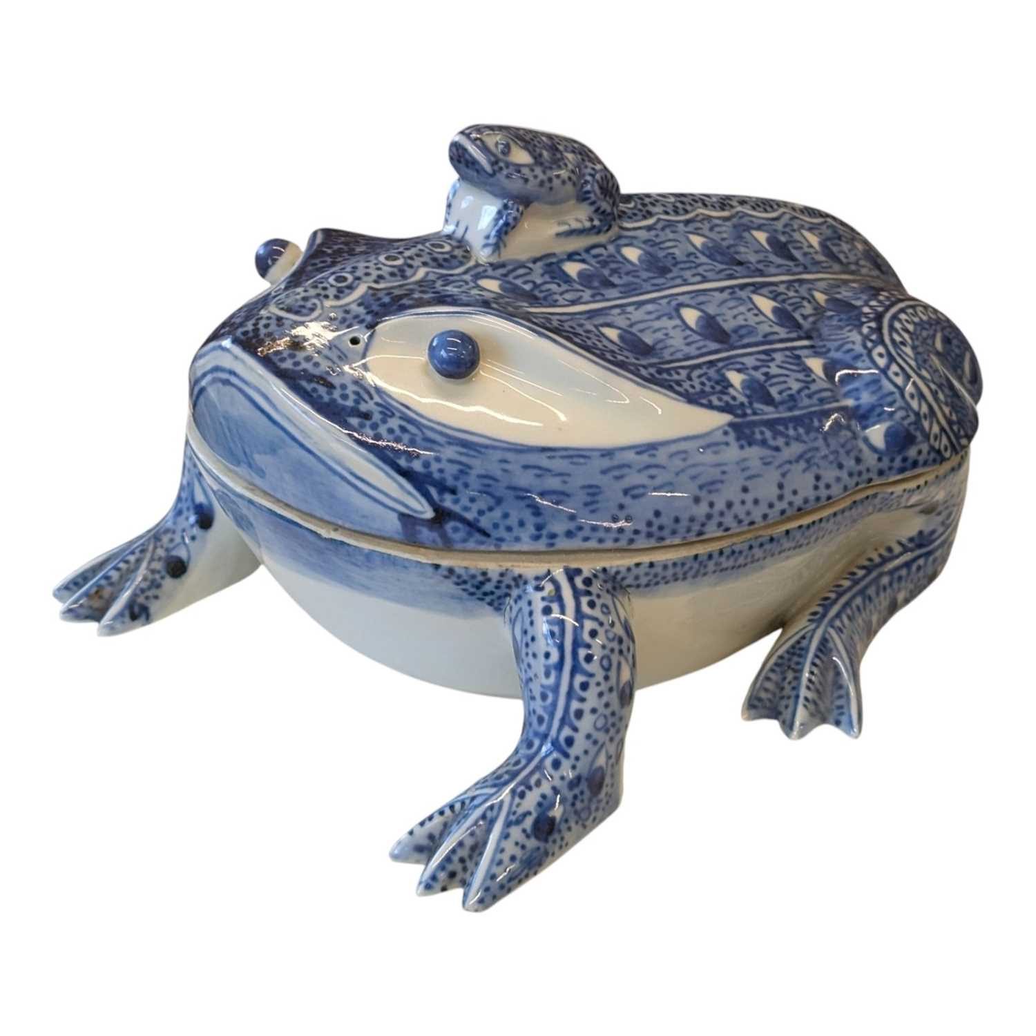 Lot 64 - CHINESE QING DYNASTY EXPORT PORCELAIN BLUE & WHITE 'FROG' CHEESE KEEPER BOX 清 奶酪盒
