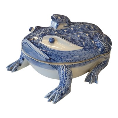 Lot 64 - CHINESE QING DYNASTY EXPORT PORCELAIN BLUE & WHITE 'FROG' CHEESE KEEPER BOX 清 奶酪盒