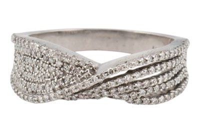 Lot 132 - 14CT GOLD & DIAMOND TWIST RING
