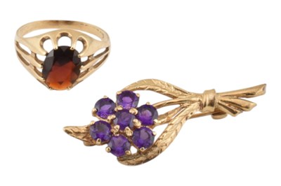 Lot 470 - 9CT GOLD & AMETHYST FLOWER CLUSTER PIN & A 9CT GOLD & GARNET RING