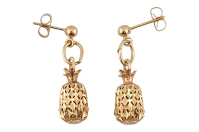 Lot 43 - PAIR OF NOVELTY PINEAPPLE-SHAPED 14CT GOLD PENDANT EARRINGS.