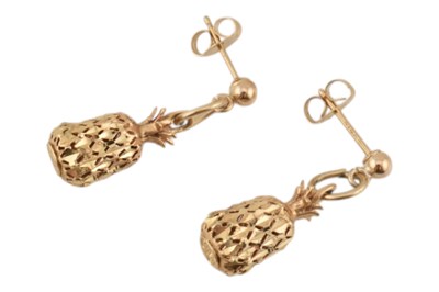 Lot 43 - PAIR OF NOVELTY PINEAPPLE-SHAPED 14CT GOLD PENDANT EARRINGS.
