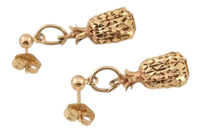 Lot 43 - PAIR OF NOVELTY PINEAPPLE-SHAPED 14CT GOLD PENDANT EARRINGS.