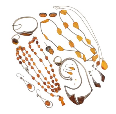 Lot 561 - COLLECTION OF SILVER, WHITE METAL, AMBER & AMBER-STYLE JEWELLERY