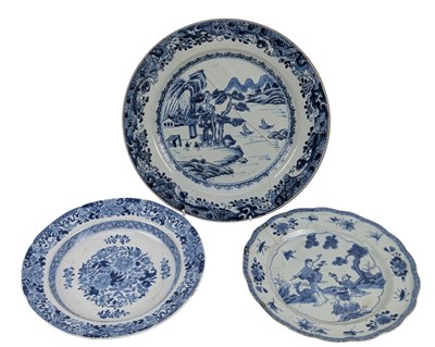 Lot 132 - THREE 18TH CENTURY CHINESE QING DYNASTY BLUE & WHITE EXPORT PLATES 18世纪出口盘三件