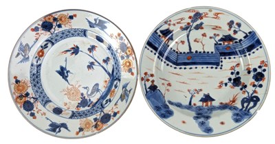 Lot 76 - TWO 18TH CENTURY CHINESE QING DYNASTY IMARI PORCELAIN PLATES 清 出口依万里盘两件