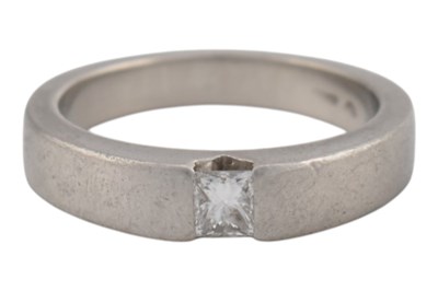 Lot 104 - HALLMARKED PLATINUM & DIAMOND RING