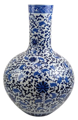 Lot 211 - 20TH CENTURY CHINESE BLUE AND WHITE INTERLOCKING LOTUS VASE