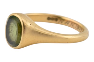 Lot 65 - HALLMARKED 18T GOLD & GREEN STONE RING