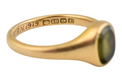 Lot 65 - HALLMARKED 18T GOLD & GREEN STONE RING