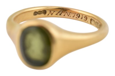 Lot 65 - HALLMARKED 18T GOLD & GREEN STONE RING