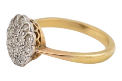 Lot 74 - EARLY 20TH CENTURY 18CT GOLD & DIAMOND CLUSTER RING
