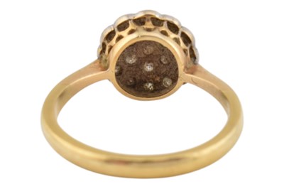 Lot 74 - EARLY 20TH CENTURY 18CT GOLD & DIAMOND CLUSTER RING