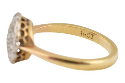Lot 74 - EARLY 20TH CENTURY 18CT GOLD & DIAMOND CLUSTER RING