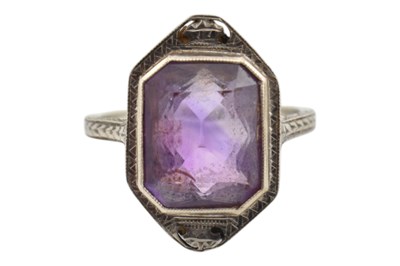 Lot 105 - 18CT GOLD & AMETHYST SINGLE STONE RING