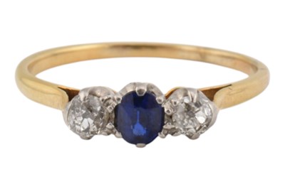 Lot 499 - GOLD SAPPHIRE & DIAMOND THREE STONE RING